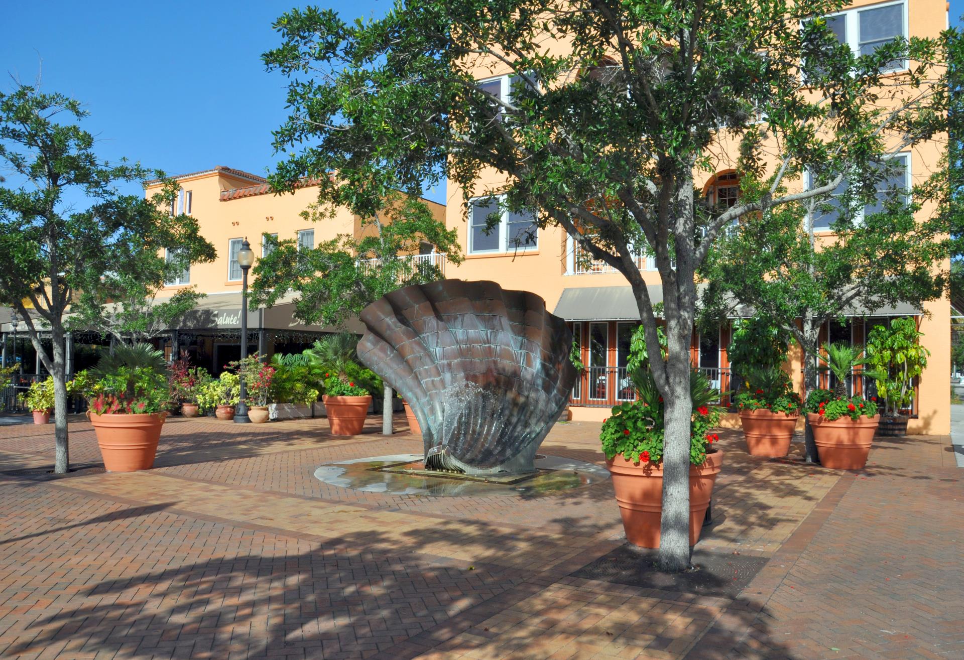 Lemon Avenue Mall with Shell Fountain